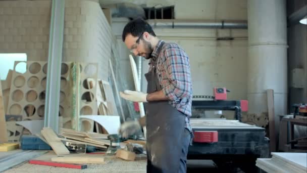 Deux menuisiers travaillent en atelier. — Video