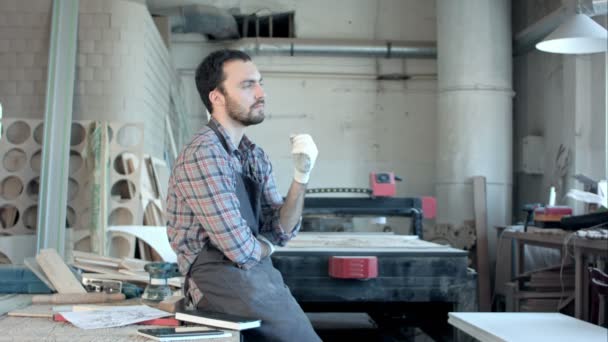 Carpintero tintineando algo en el taller . — Vídeos de Stock