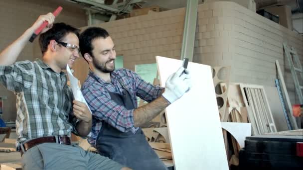 Dos carpinteros hacen mucho selfie en el taller — Vídeos de Stock