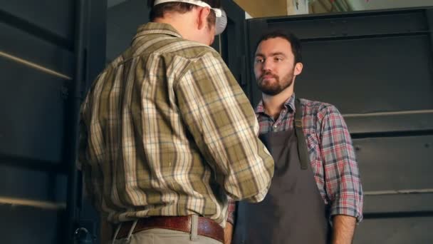 Charpentier paie un peu d'argent son partenaire dans l'atelier . — Video