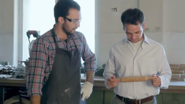 木工と上司がワークショップでお金を払う大工と彼のブーイング. — ストック動画