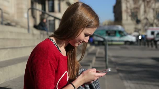 Estudante nas escadas usar smartphone — Vídeo de Stock