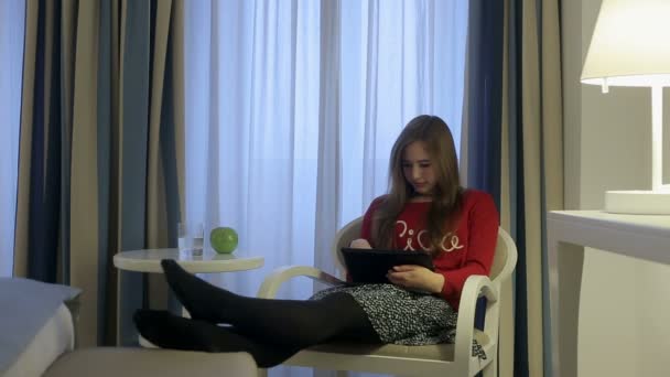 Frau nutzt digitales Tablet im Hotelzimmer — Stockvideo