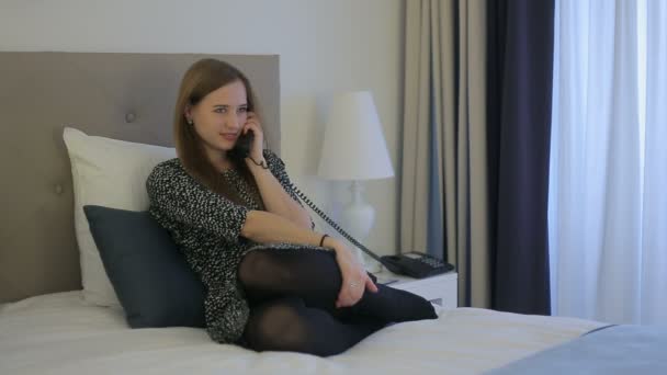 Mujer habla por teléfono y la conversación final en la habitación de hotel — Vídeos de Stock