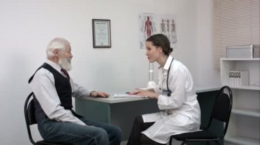 hasta doktor onun sağlık şikayetleri söyler..