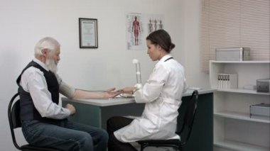 Yaşlı adam hasta arteryel kan basıncı kontrol doktor. Sağlık.