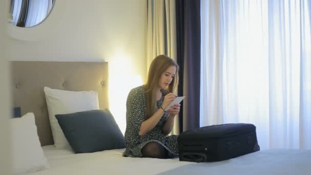 ホテルでスーツケースをパッキングの事の女性のチェック ・ リスト — ストック動画