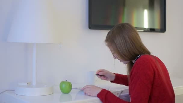 Female explore map at working table — Stock Video