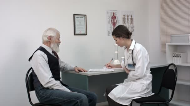 Ασθενής μιλώντας επαγγελματική σοβαρή συζήτηση για την υγειονομική περίθαλψη. — Αρχείο Βίντεο