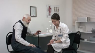Doktorla konuşmak diz osteoartrit ağrı ile komuta sizde.