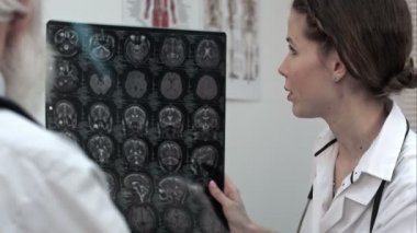 Üst düzey bir hastaya manyetik rezonans imaginig sonuçlar ciddi doktor adam.