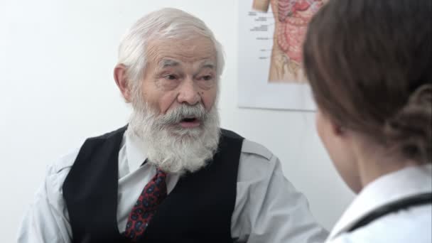 Anciano mayor hablando con el doctor en el hospital . — Vídeo de stock