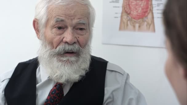 Paziente anziano che parla al medico del dolore al collo . — Video Stock