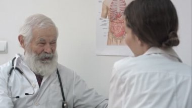 Kıdemli doktor onun meslektaşınla için bir hikaye anlatmaya.