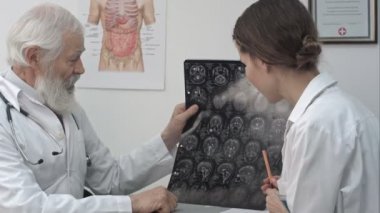 Hastane Klinik arka plan beyaz stetoskop ile fikri sağlık çalışanları arıyorum tam vücut x-ray radyografik görüntü, tomografi, Mr, izole.