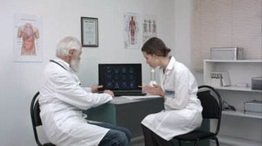 Dizüstü bilgisayar tartışırken hastalar, tıp doktorları inceden inceye gözden geçirmek.