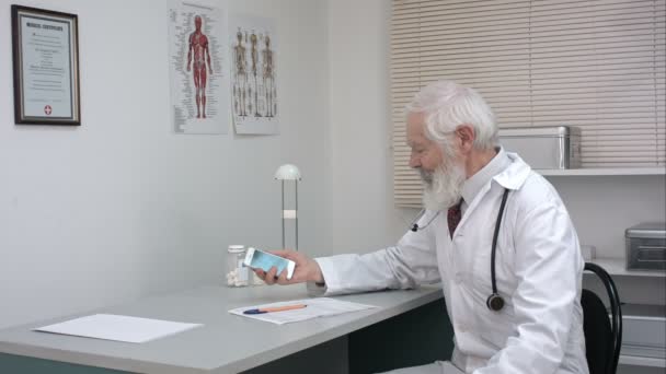 Médico en el trabajo hablando por teléfono . — Vídeos de Stock