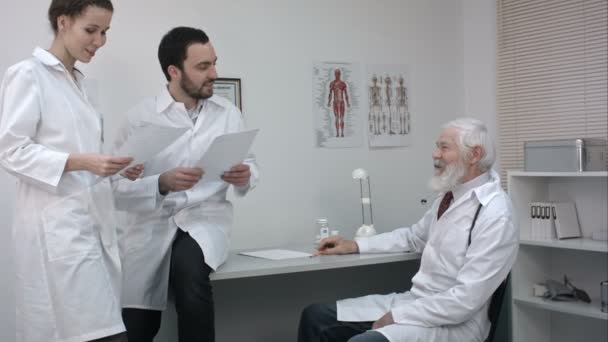 Les jeunes stagiaires écoutent les paroles d'un médecin expérimenté . — Video