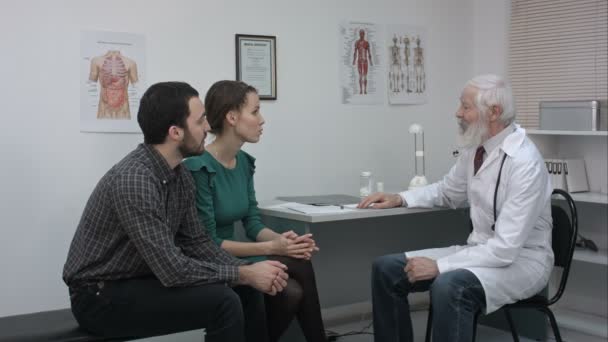 Docteur parlant au couple . — Video