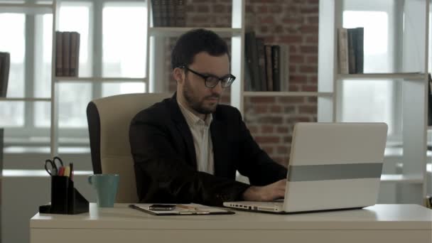 Podnikatel, psaní na klávesnici srandovní brýle — Stock video