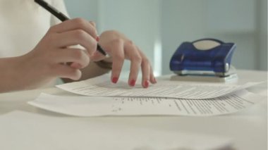 bir delik zımba kullanan kadın