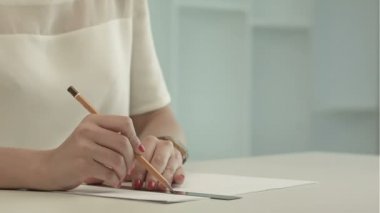 kadın mimar çizim satırı bir cetvel üzerinde