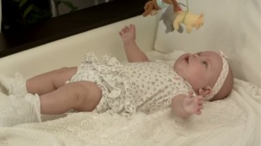 küçük bebek evde oyuncaklar ile oynama