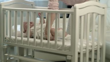 uykucu bebek beşik içinde