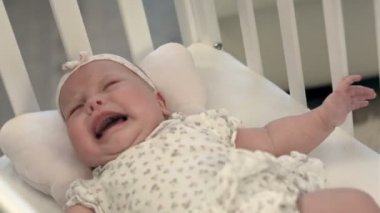 yatakta ağlayan bebek