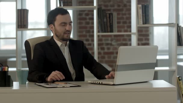 Zakenman op videoconferentie met zijn collega in office baan — Stockvideo