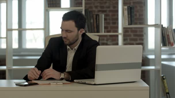 Moe zakenman slapen in office, wakker worden en beginnen te praten telefoon — Stockvideo