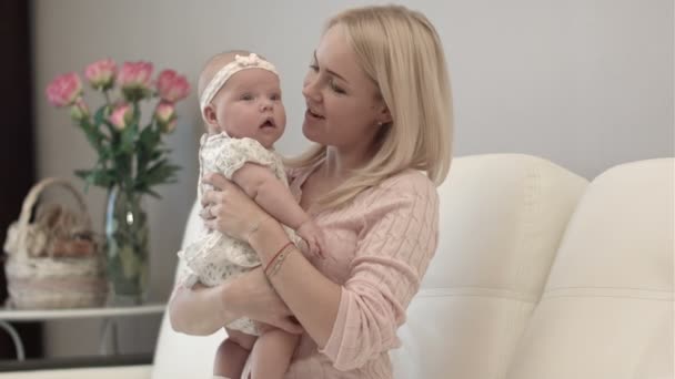 Moeder en baby zoenen en knuffelen. Gelukkige familie — Stockvideo