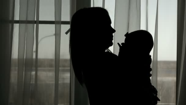 Silhouette der Mutter, die Baby hochwirft — Stockvideo