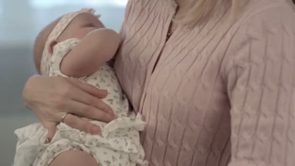 Gelukkig moeder voeden haar schattige baby — Stockvideo