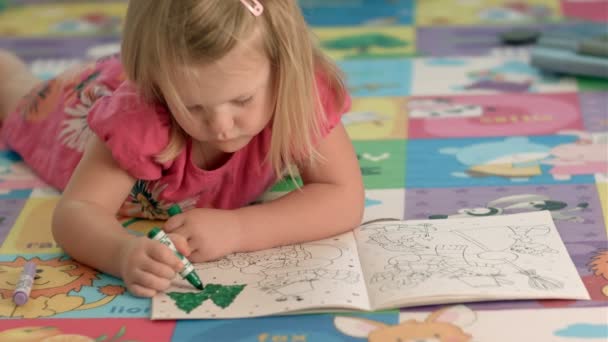 Cute little girl is drawing with felt-tip pen — Stock Video