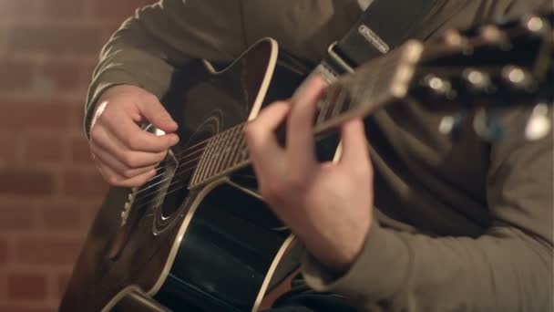 Tocar guitarra — Vídeo de Stock