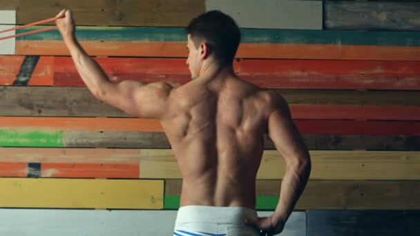 Фитнес - мощный мускулистый человек с бицепсами — стоковое видео
