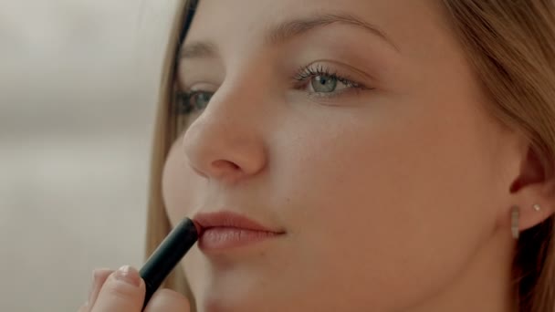 Krásná mladá žena s rtěnkou make-up se zrcadlem — Stock video