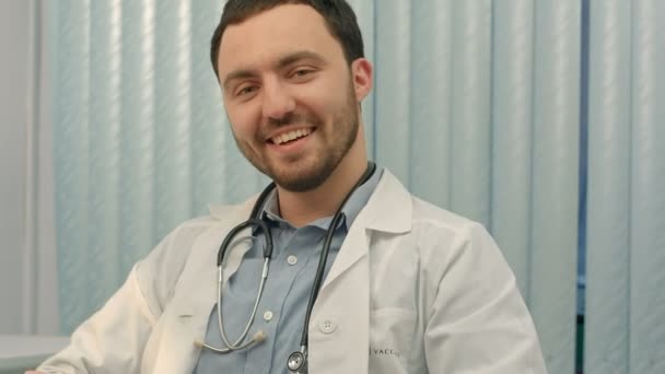 Kamera ve gülümseme bakarak emin olgun doktor — Stok video