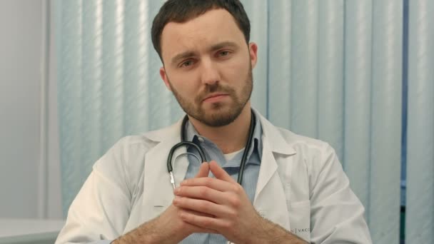 医者は、悪いニュースを与えています。 — ストック動画