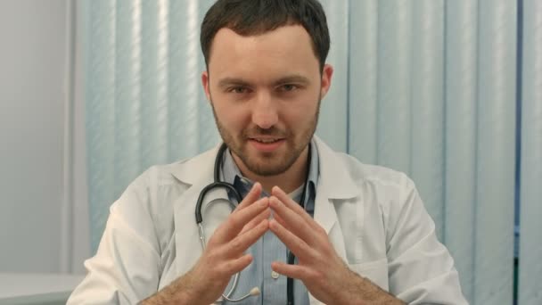 Lekarz w złym humorze chciwy skąpy służby zdrowia. negatywne emocje ludzi, mimikę — Wideo stockowe