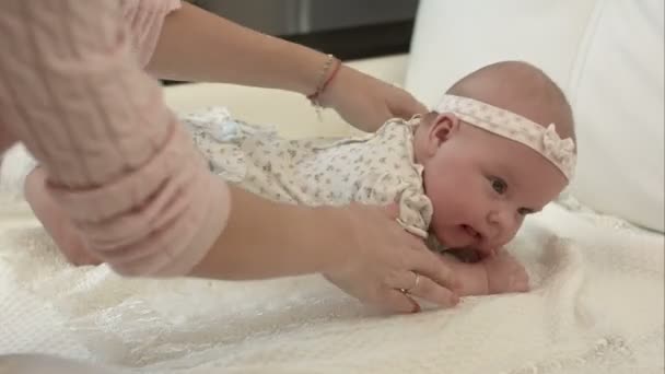 Niedliches 3 Monate Baby auf einer Decke liegend — Stockvideo