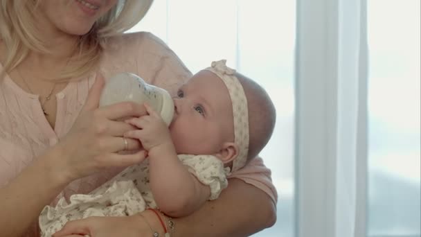 Glückliche Mutter füttert die Babyflasche — Stockvideo