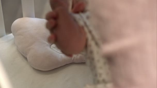 Baby gråter på sängen, — Stockvideo