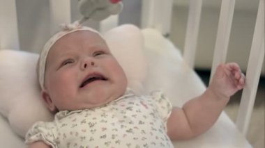 yatakta bir oyuncak bebek ağlıyor