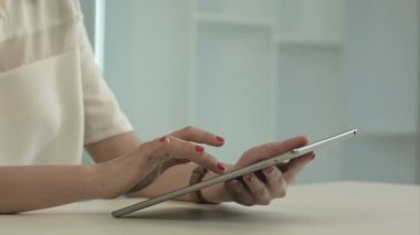 Tablet kullanarak, Internet tarama kadın