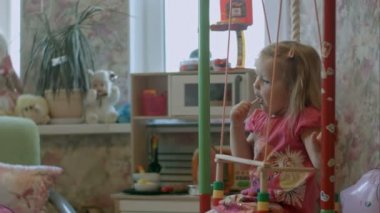 salıncakta çocuk gülüyor