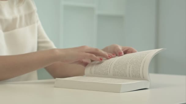 Mädchen liest ein Buch — Stockvideo