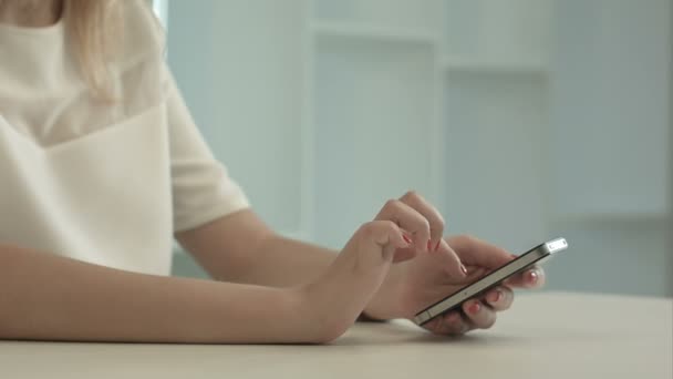 Vrouw aan te raken en browsen haar slimme telefoon — Stockvideo