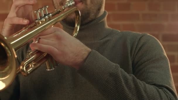 Hombre tocando la trompeta. — Vídeo de stock